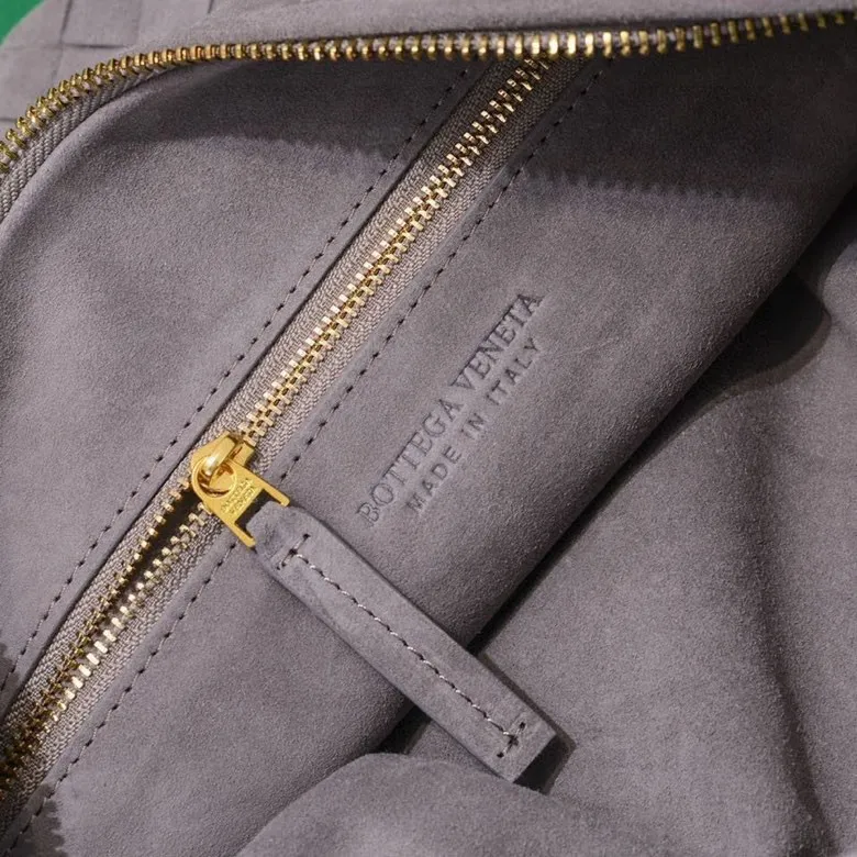 Batch 1460 JODIE Sheep Suede Medium size comes out of Huo~ It is much more practical than small size. The shape is still fashionable and good-looking. Made of classic Yangjin weaving. The iconic weaving has always been the most proud design of BV. The soft shape is super suitable for concave shape~ Not only the size has been changed, the quality details are also more refined. The version is more round and Q. The medium size has more styles. It is not only practical and can hold everything, but also can carry Jodie's fashionable concave shape. It’s really both practical and fashionable. It’s awesome! Size: 36x21x13, model: 6697# frosted leather